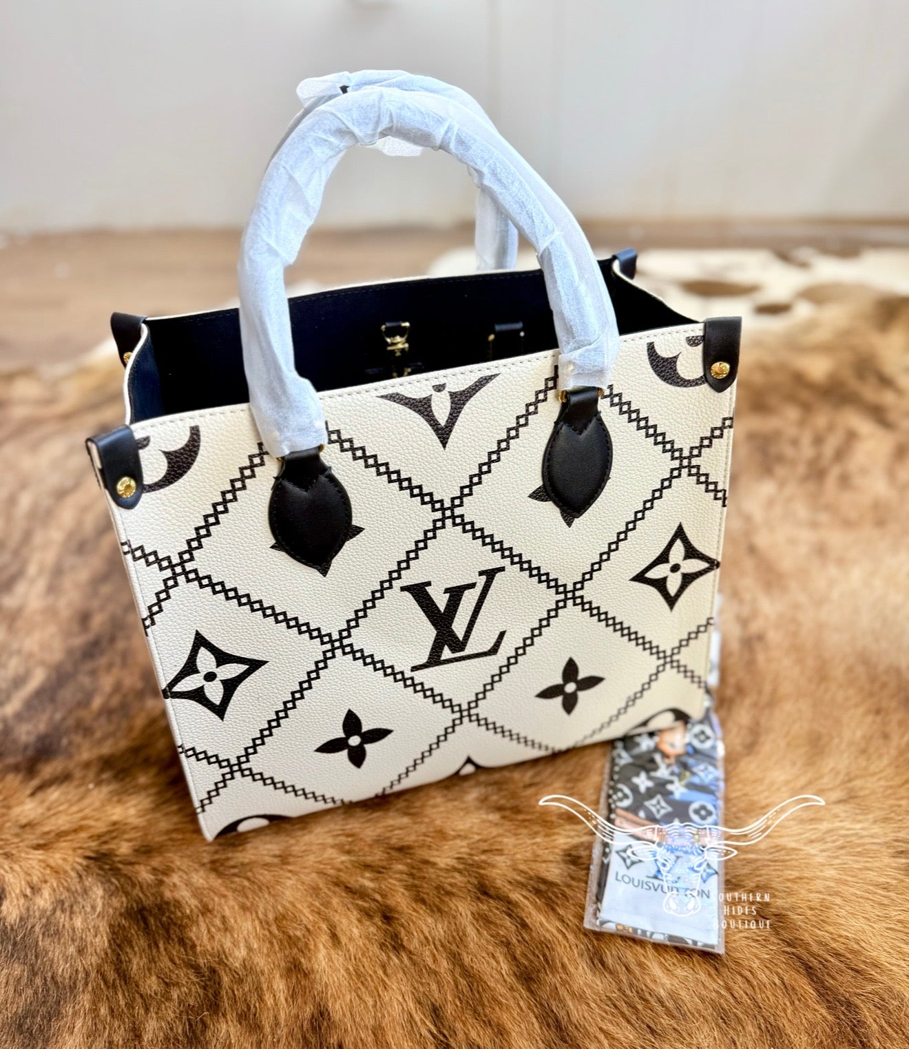 Black & White On The Go **PRE ORDER**